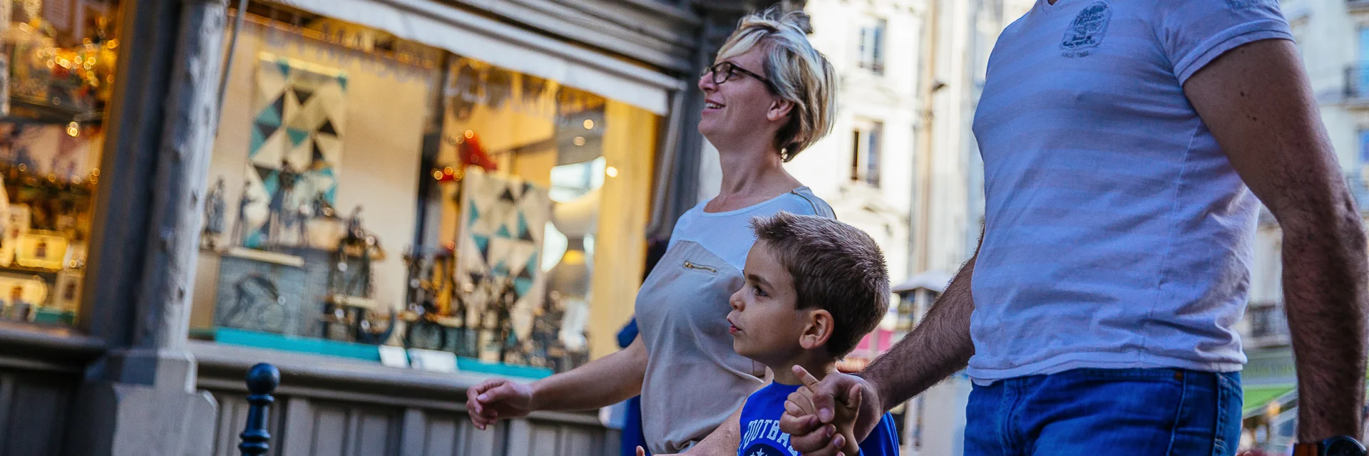 Famille devant la maison d'Adam à Angers