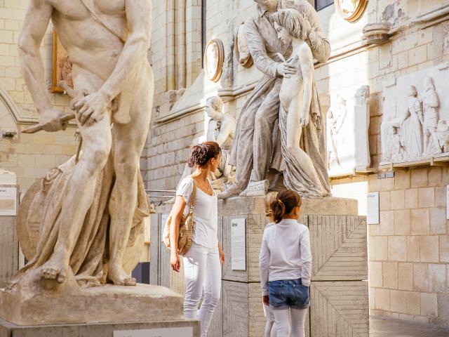Mère et sa fille visitant la Galerie David d'Angers