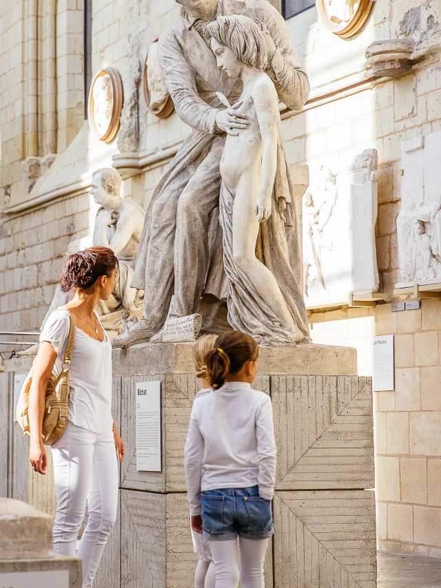 Mère et sa fille visitant la Galerie David d'Angers