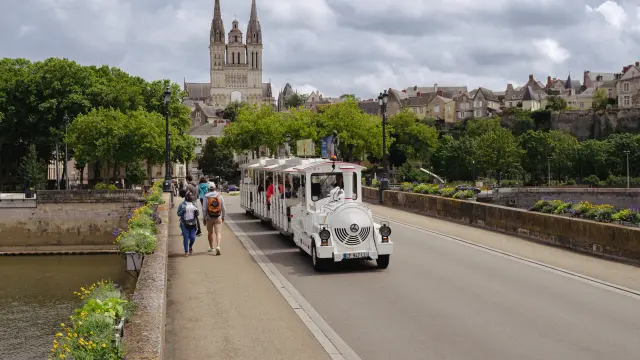 Petit train sur le pont avec la cathédrale en fond