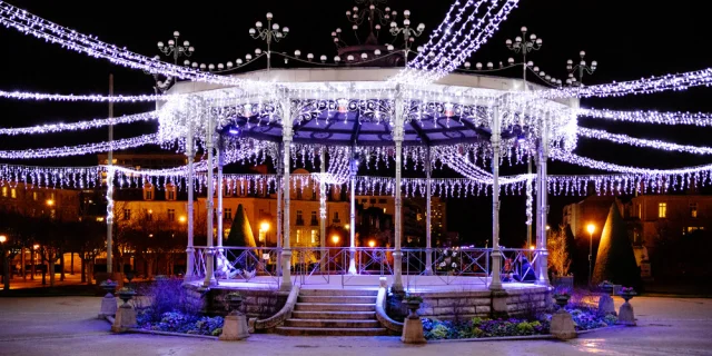 Kiosque illuminé dans les tons violets, de nuit