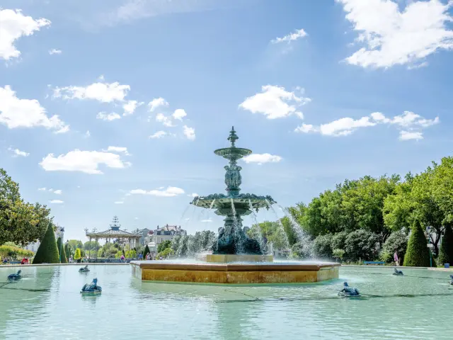 Journée ensoleillée, plan rapproché sur la fontaine