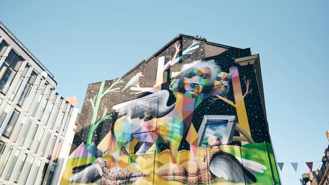 Fresque murale représentant une interprétation moderne de la Tapisserie de l'Apocalypse