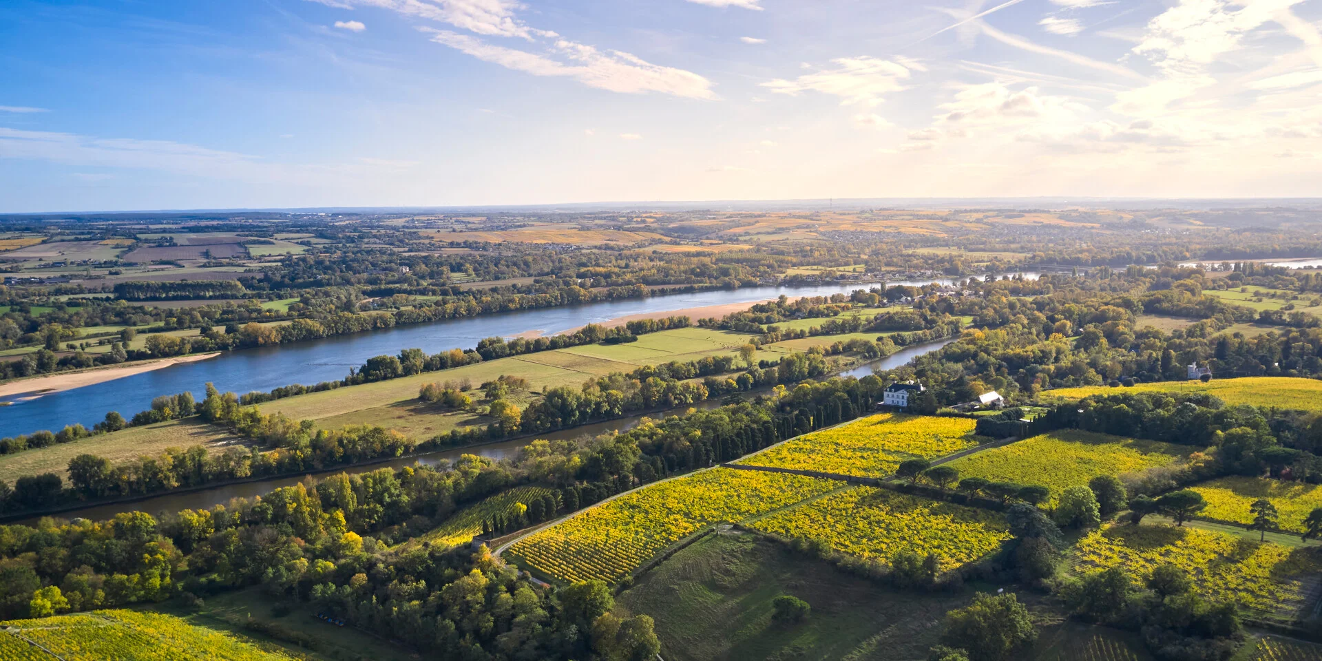 Vue aérienne du vignoble de Savennières et de la Loire