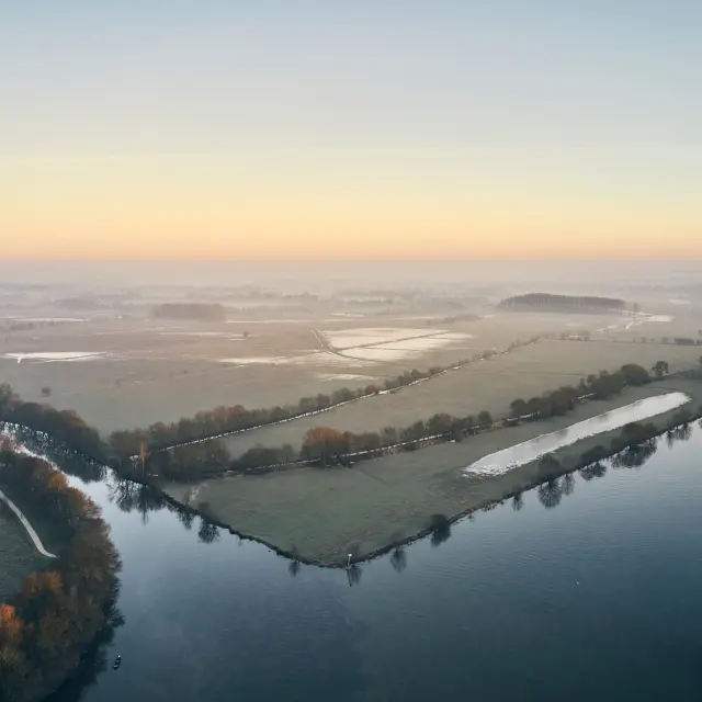 Vue aérienne sur l'île Saint-Aubin en partie inondée l'hiver