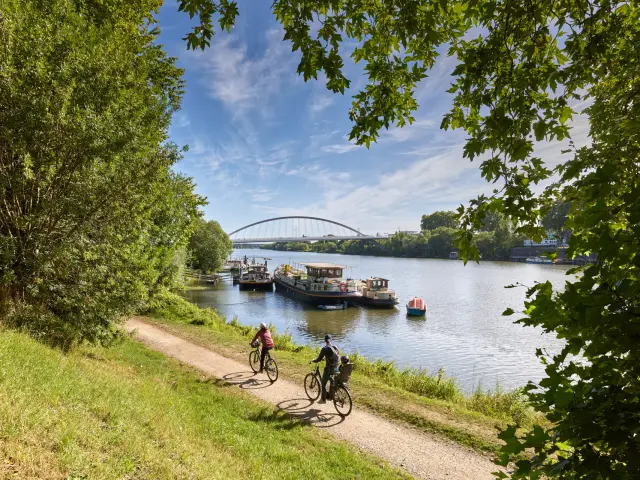 Cyclistes le long de la Maine