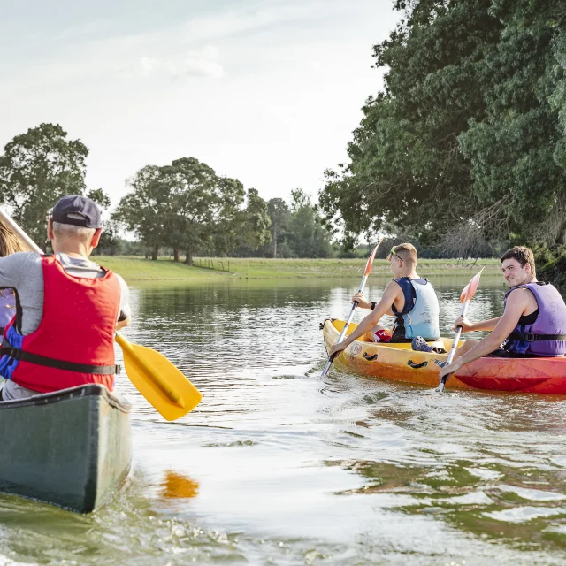 Groupe en canoê kayak sur l'eau