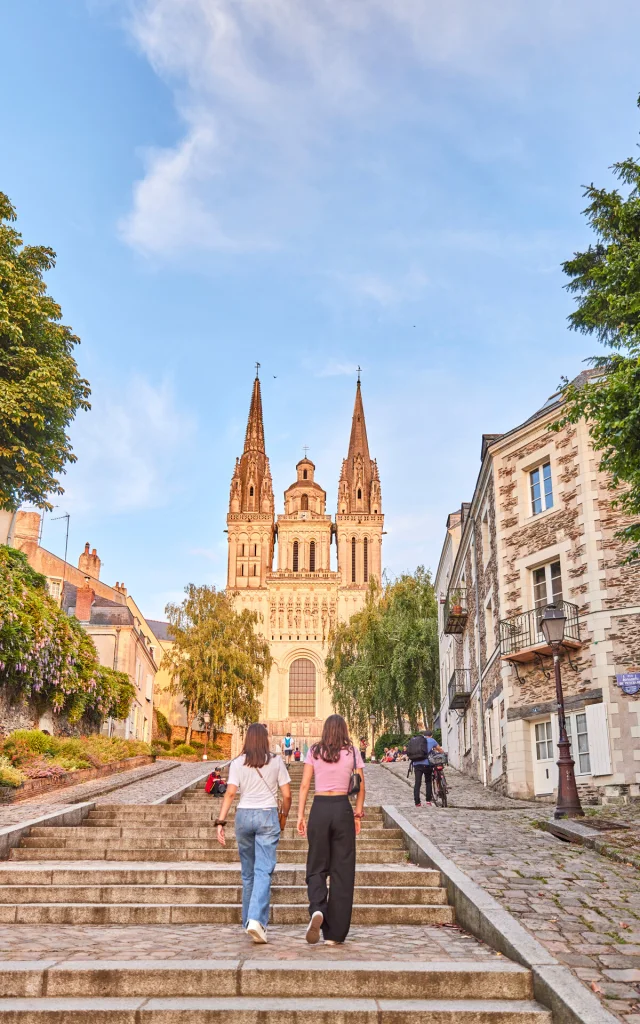 Deux jeunes femmes montant les marches de la Montée Saint-Maurice face à la cathédrale