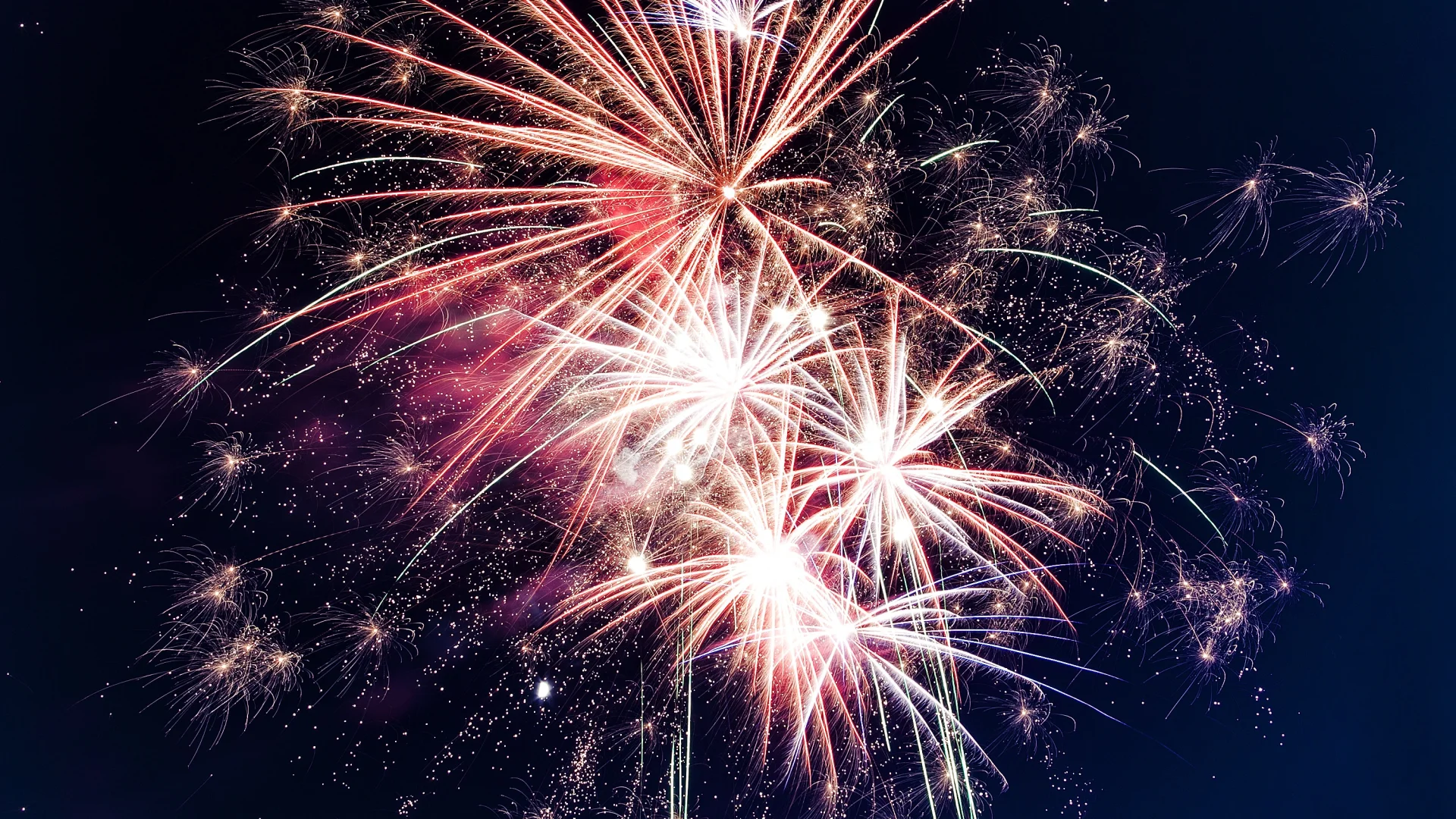 Explosion de feux d'artifice de nuit dans le ciel