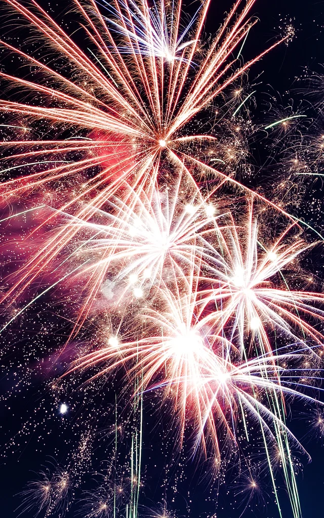 Explosion de feux d'artifice de nuit dans le ciel