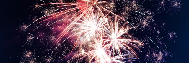 Explosion de feux d'artifice de nuit dans le ciel