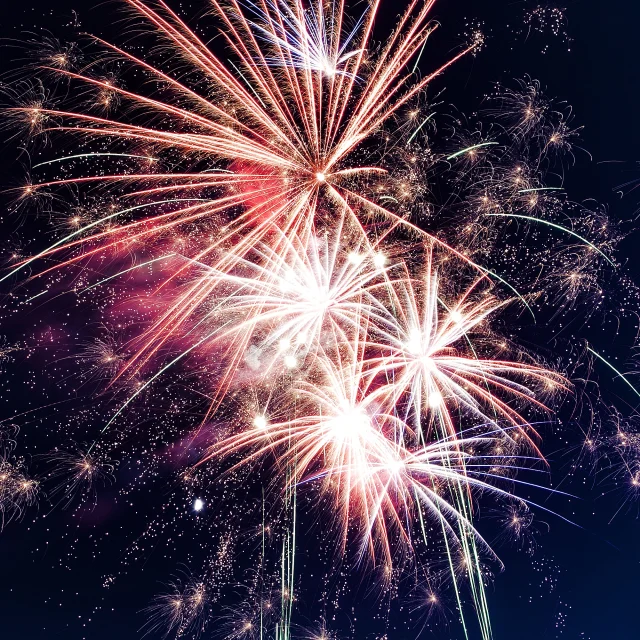 Explosion de feux d'artifice de nuit dans le ciel