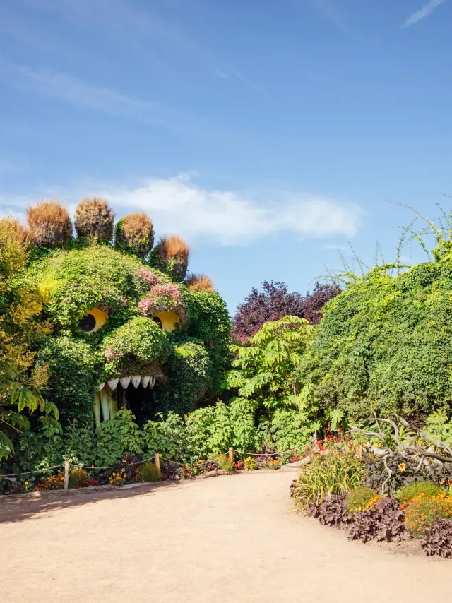 Plan large sur le monstre végétalisé du parc
