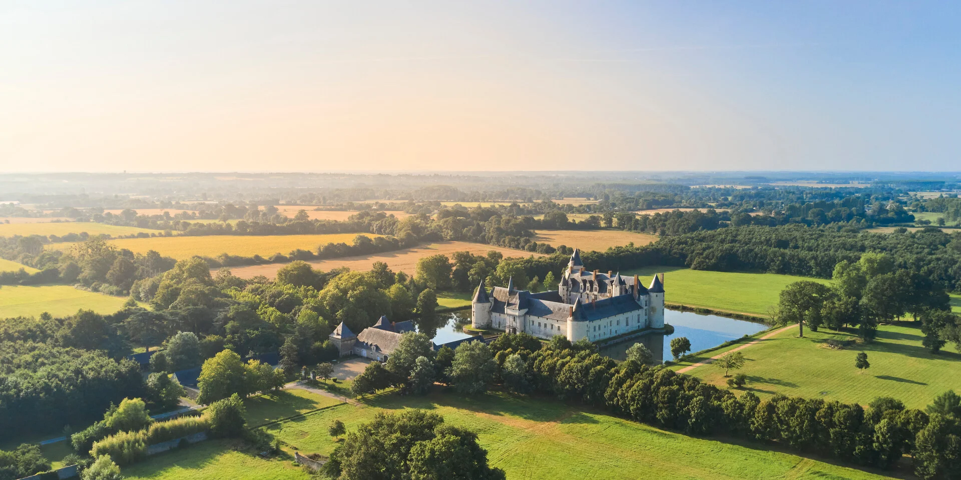 Vue aérienne sur le château du Plessis Bourré, ses douves et les paysages alentour