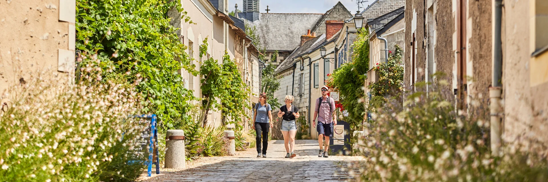 Balade dans les rues de Béhuard, entre amis