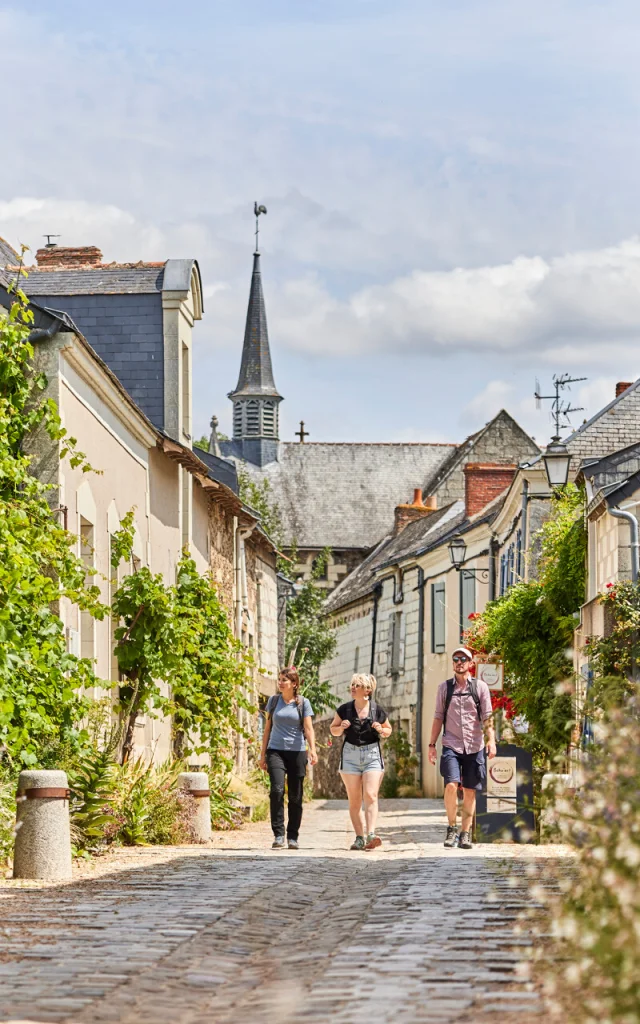 Balade dans les rues de Béhuard, entre amis
