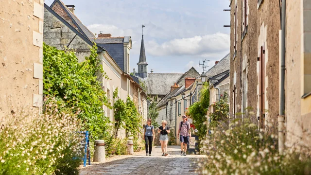 Balade dans les rues de Béhuard, entre amis