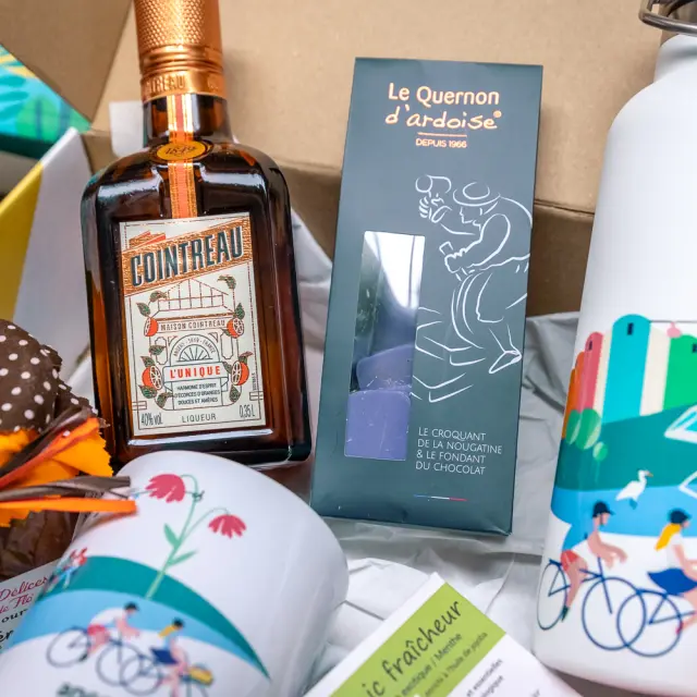 Boîtes cadeaux proposées par l'Office de tourisme pour Noël, à l'effigie d'Angers avec des produits locaux.