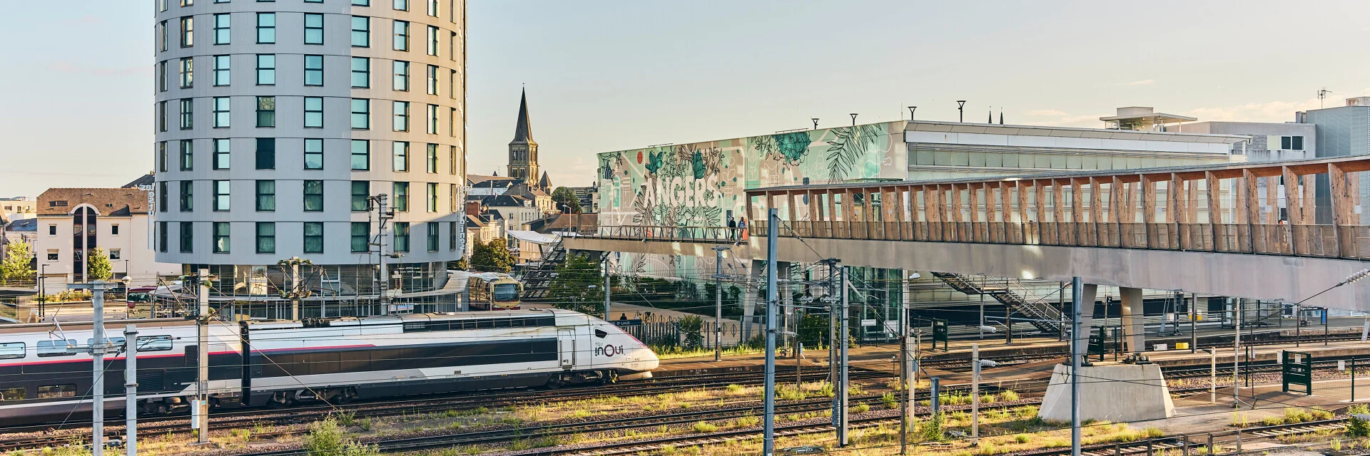 Plan large des voies de la gare d'Angers, un tgv arrive à quai