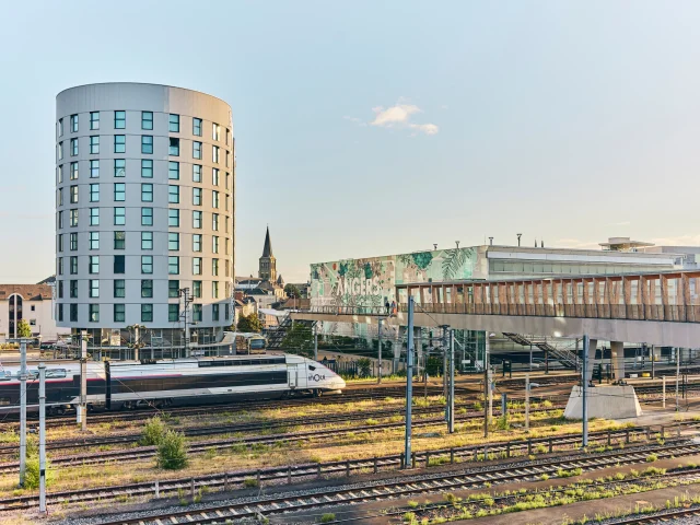Plan large des voies de la gare d'Angers, un tgv arrive à quai