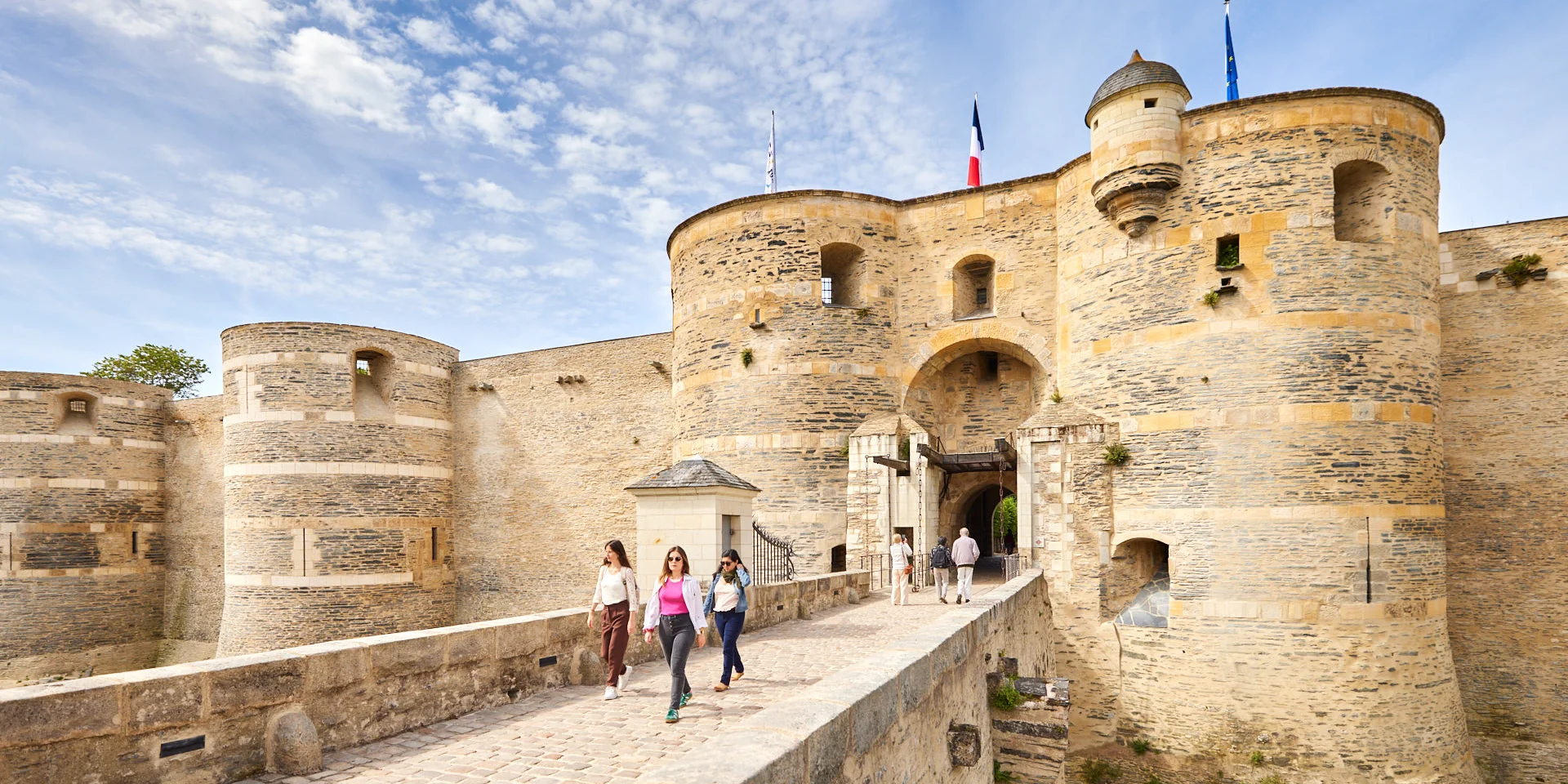 3 jeunes femmes sortant du château d'Angers