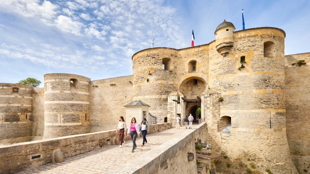 3 personnes sortant du Château d'Angers