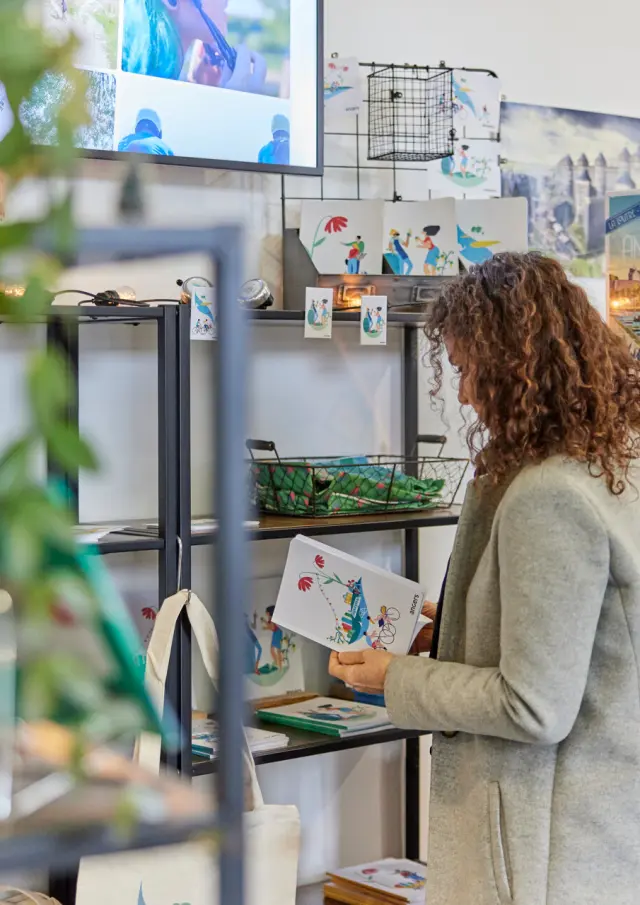 Une femme regarde les produits de la gamme identitaire