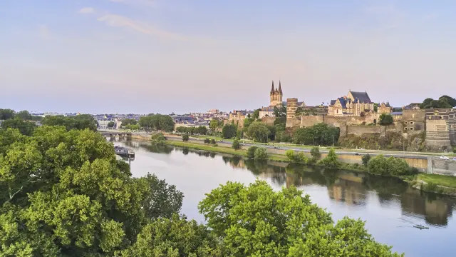 Vue aérienne sur Angers, le Château et la Cathédrale St Maurice