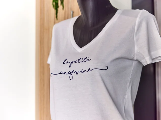 T-shirt La Petite Angevine disponible à la boutique de l'Office de tourisme d'Angers.