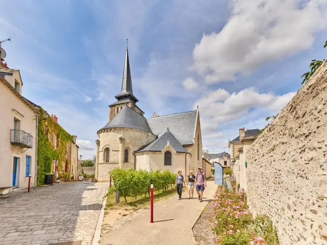 Groupe d'amis en balade à Savennières