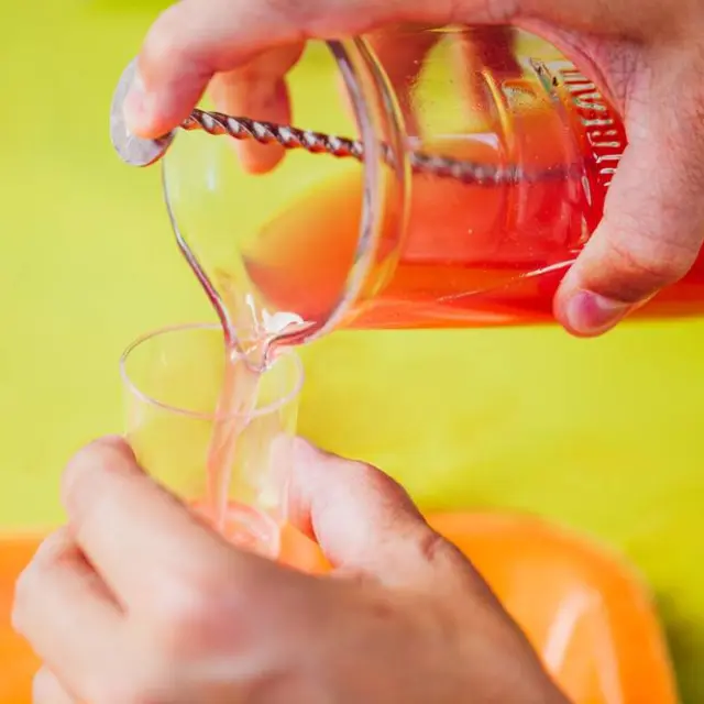 Préparation d'un cocktail Cointreau