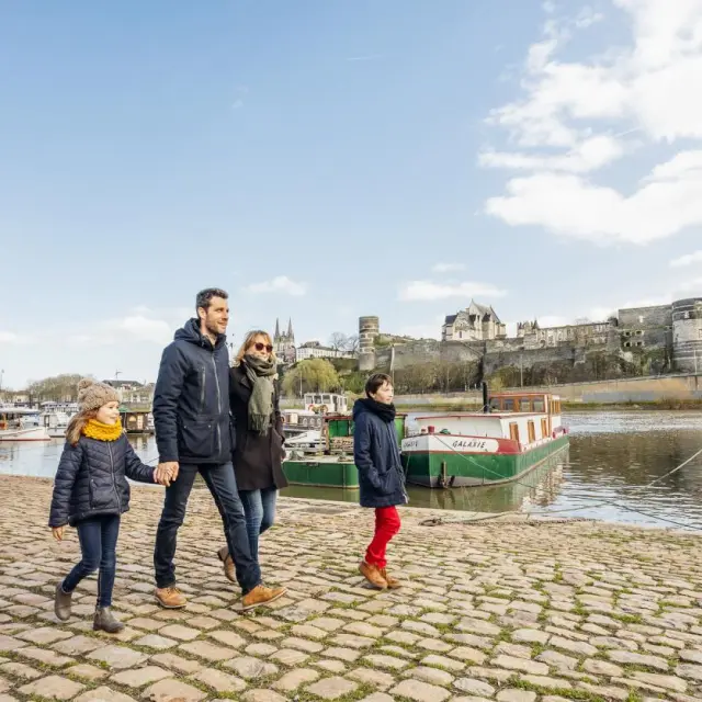 Famille de 4 personnes en balade au bord de la Maine