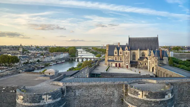 Vue aérienne sur les remparts, l'intérieur du château d'Angers et la Maine