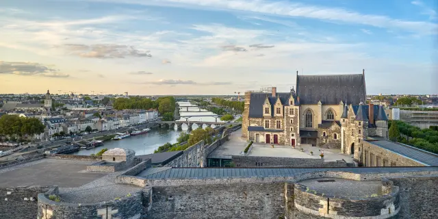 Vue aérienne sur les remparts, l'intérieur du château d'Angers et la Maine