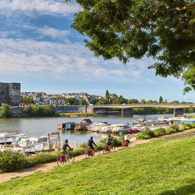 A stroll along the banks of the Maine river