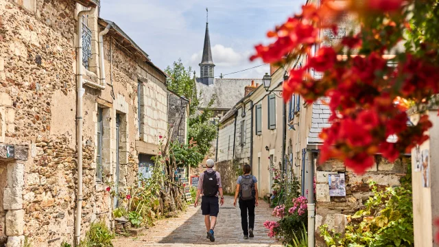 Pareja paseando por las calles de Behuard