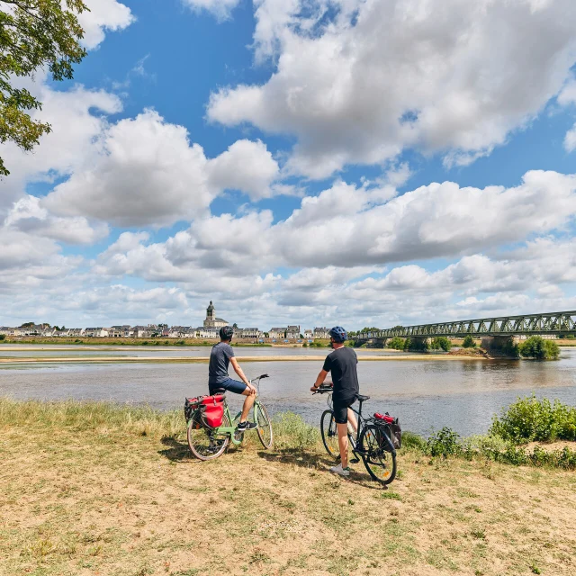 Des Amis En Balade A Velo Saint Mathurin Sur Loire Copyright Alexandre Lamoureux Destination Angers 19610 1920px
