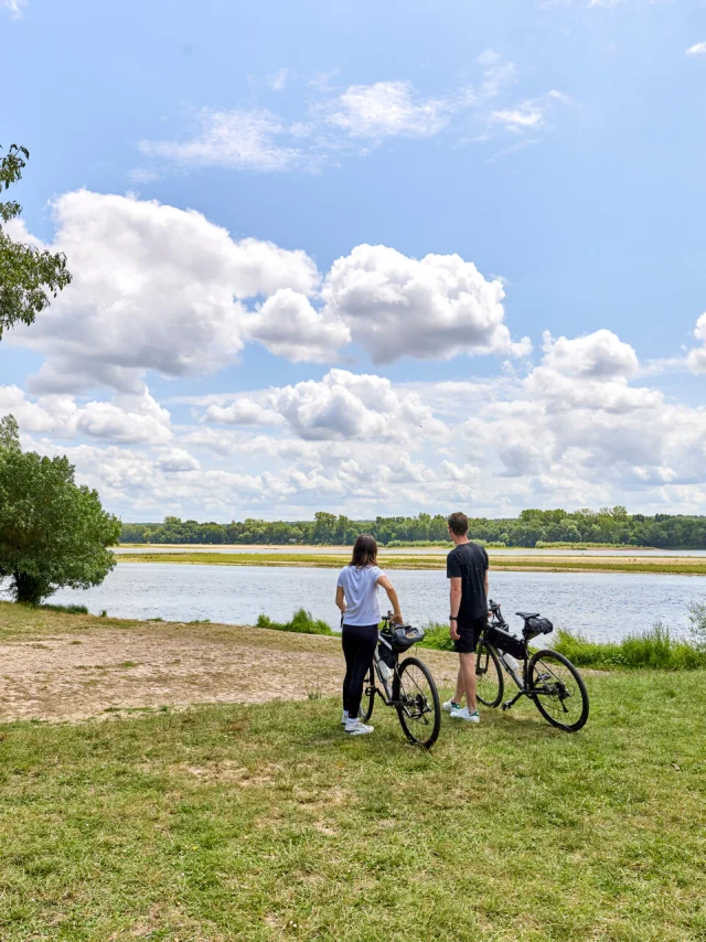 Des amis en balade à vélo sur les bords de Loire