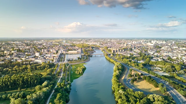 Vue aérienne sur Angers. Au premier plan, la Maine et la verdure des bords de rivière, parc Balzac