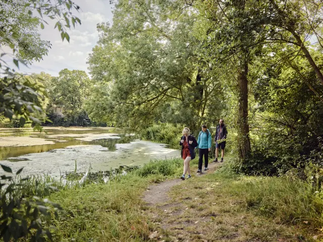 Randonneurs Le Long Du Loir A Villeveque Copyright Alexandre Lamoureux Destination Angers 20421 1920px