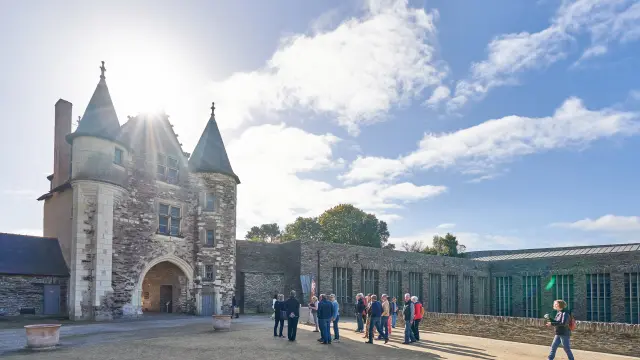 Groupe en visite guidée au château d'Angers