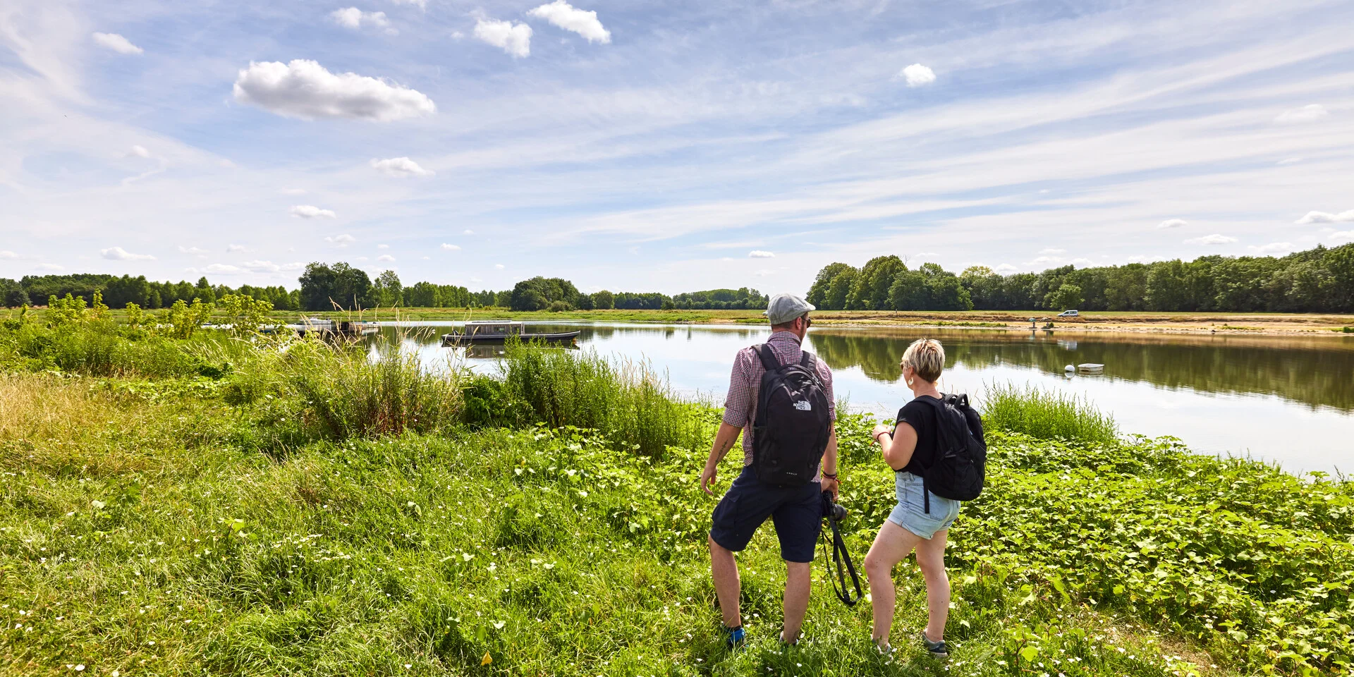 Un couple de marcheurs au bord de l'eau