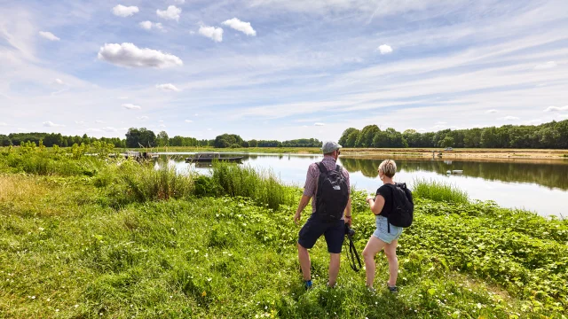 Un couple de marcheurs au bord de l'eau