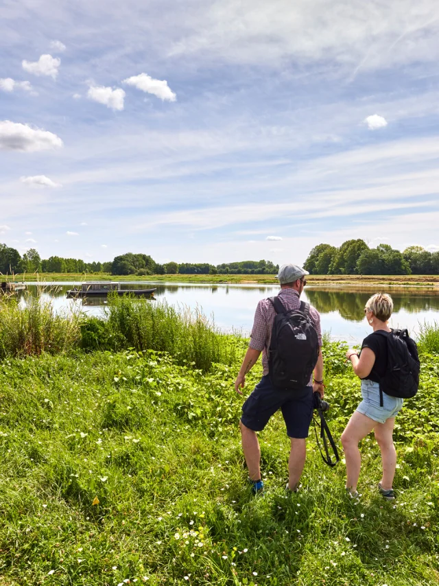 Un couple de marcheurs au bord de l'eau