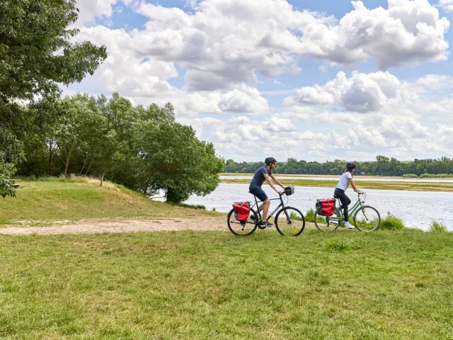 Des amis en balade à vélo en bord de Loire