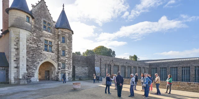 Groupe en visite guidée au Château d'Angers