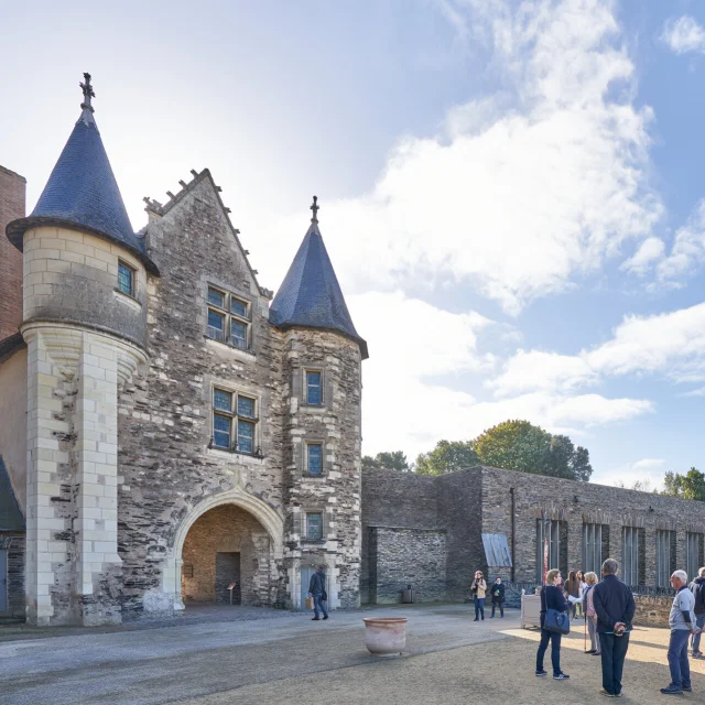 Groupe en visite guidée au Château d'Angers