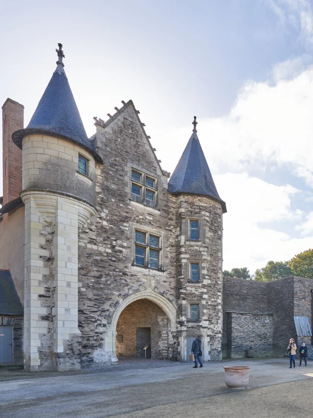 Groupe en visite guidée au Château d'Angers