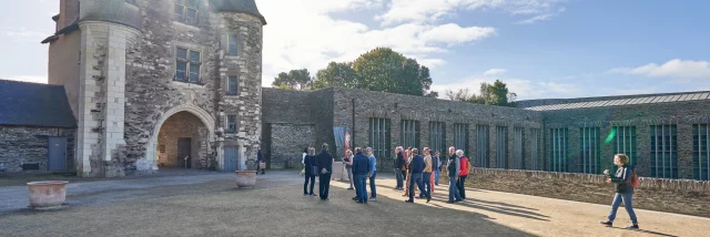 Groupe en visite guidée au château d'Angers