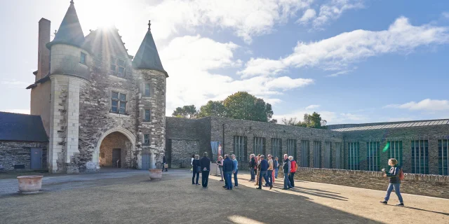 Groupe en visite guidée au château d'Angers